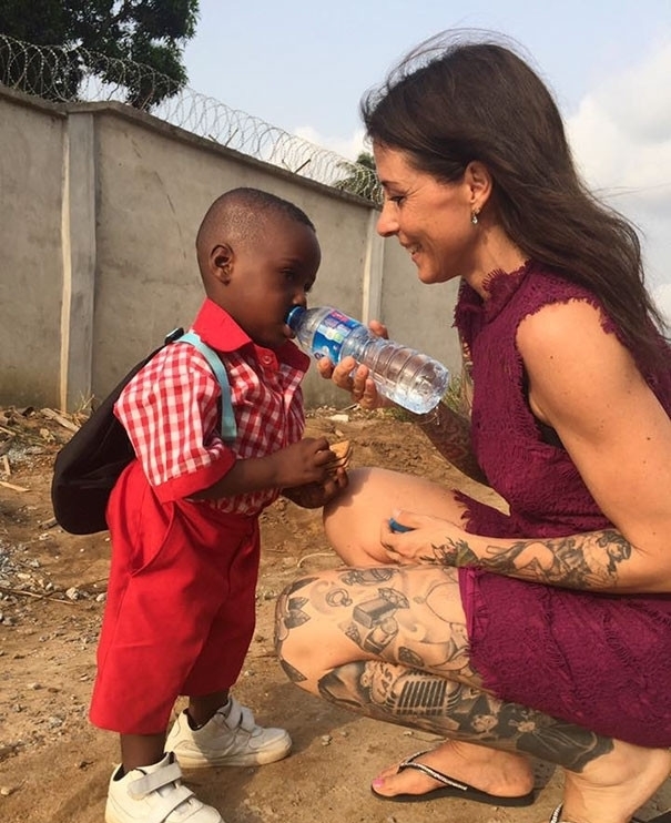 父母|瘦弱男童被父母抛弃,善良美女将他带回家,2年后男童变成了这样