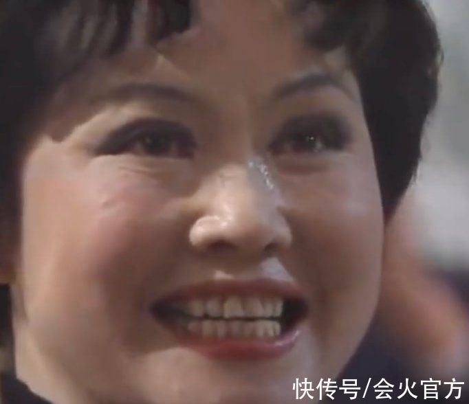 历年春晚九大神仙舞台！赵丽蓉意外摔倒跪地，李谷一连唱九首歌