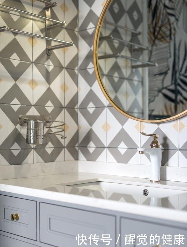 一进玄关就让人眼亮一眼,这套装修太漂亮了,清爽活泼还有点轻奢!