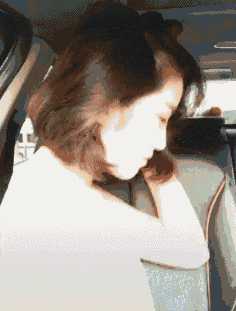 |搞笑GIF:二货,很疼吧,方向弄反了啊