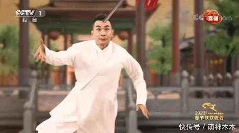 春晚出圈画面!撒贝宁再现错位图,张若昀台下吃烧鸡,邓超嗨翻天。