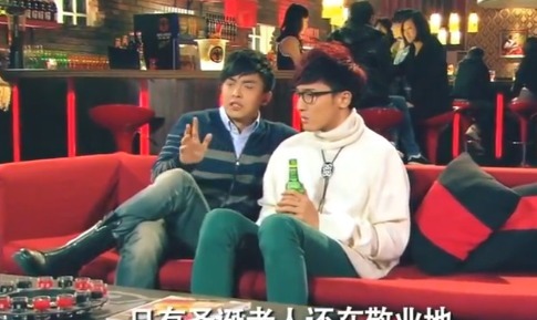  故事|爱情公寓：张伟给关谷讲历史故事，唐宋八大家的由来，扯上了圣诞老人？