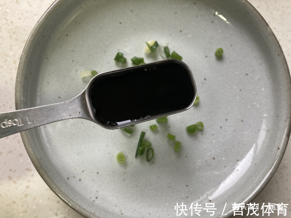 鸡蛋|三个鸡蛋加根葱，这样蒸一蒸，八分钟就出锅，鲜香美味很下饭