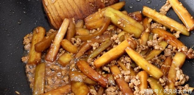 1根茄子,一块猪肉,这是茄子肉末焖面的做法,真好吃