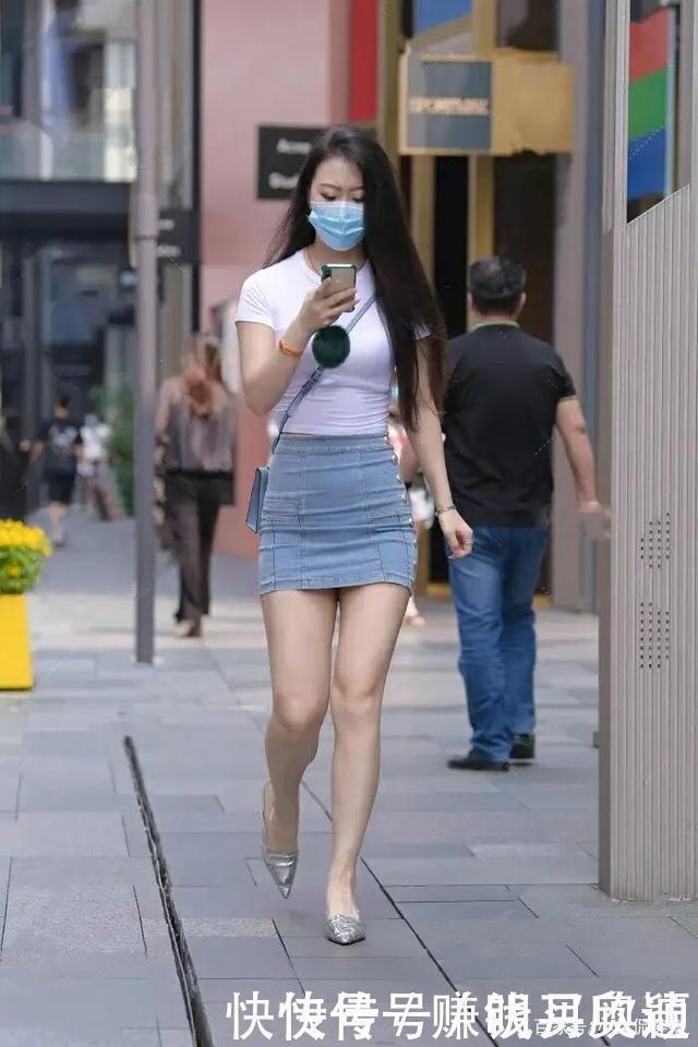 真正懂时尚的女人，牛仔裙往往“碾压”短裤，时髦又不失少女感！