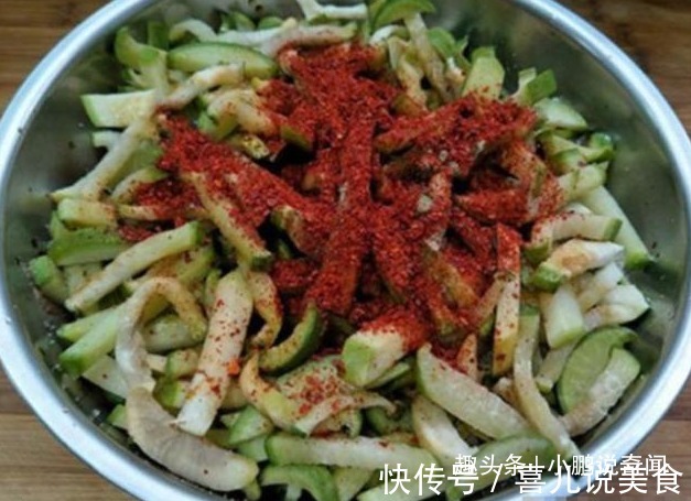 妈妈腌萝卜，切好直接放罐子里，清脆爽口还下饭，拿肉都不换