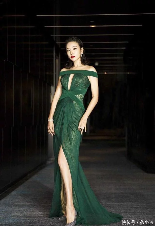 37岁毛俊杰终于不低调，穿高开叉连衣裙亮相，意外高级又有女人味