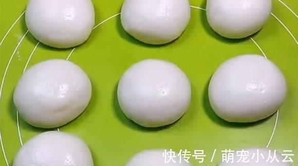 做它无需烤箱,蒸熟包上馅就能吃,咬一口爆浆还拉丝,比面包好吃多了