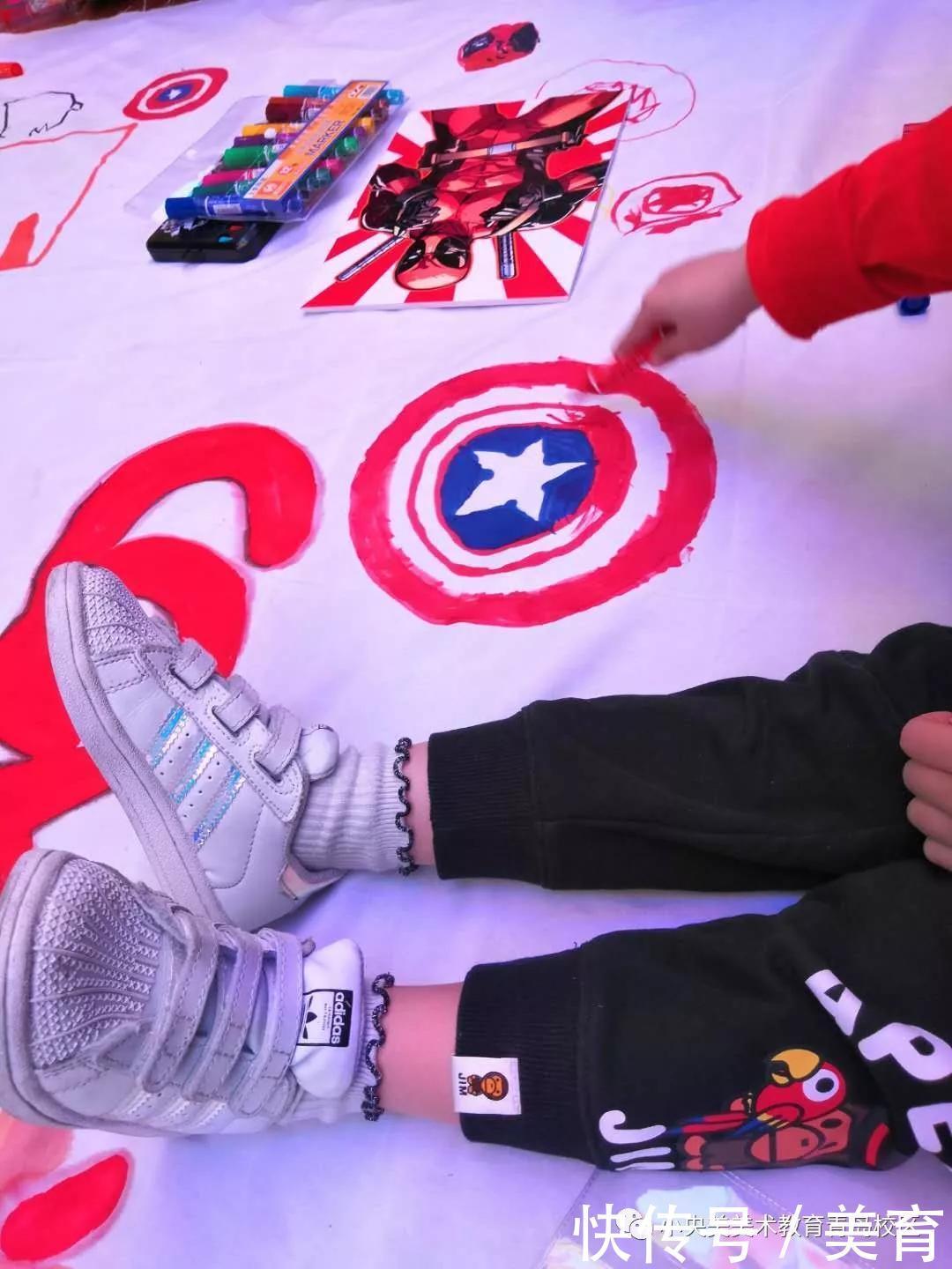 美术|小央美儿童美术:小小绘画家齐聚万象城,央宝贝们在长卷上绘英雄