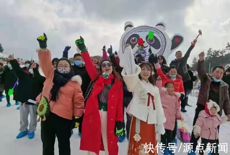 曾家山|手动实现“冰墩墩”自由 四川广元朝天现15吨重巨型“雪墩墩”