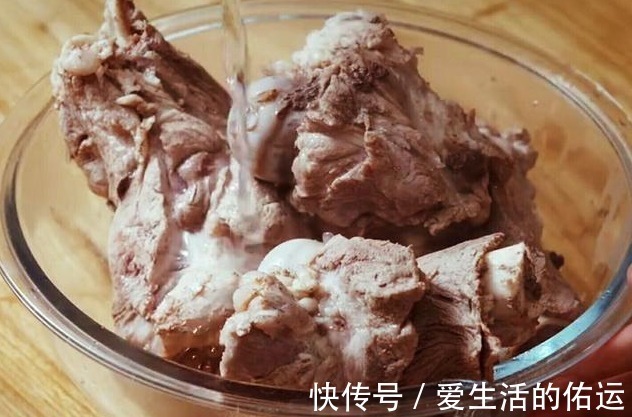 炖骨头汤，只放3个料就够了，炖好后汤白不黑，鲜美不腥不油腻