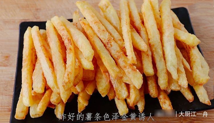 炸薯条的家常做法，3个土豆1碗淀粉，外酥里脆，比肯德基的还好吃