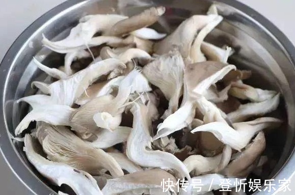 酥脆|炸蘑菇，用淀粉还是用面粉牢记“用粉比例”，蘑菇酥脆不易回软