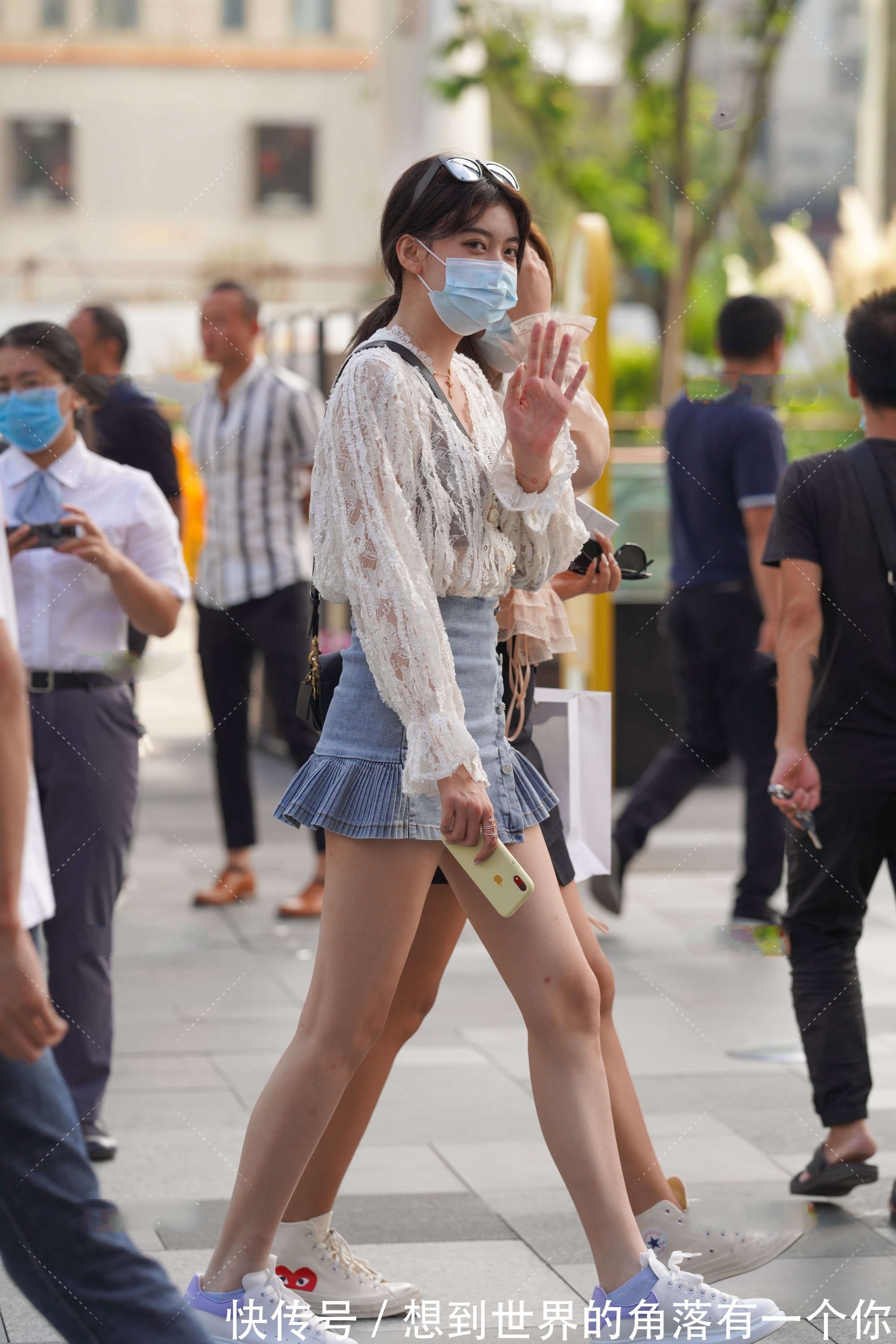 牛仔裙|白色休闲衫，花边装饰更显青春感，搭配牛仔裙，十分减龄