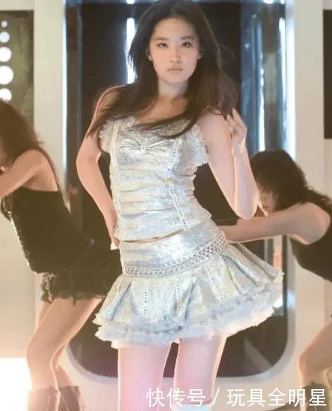 刘亦菲19岁时的跳舞照,,有谁注意她旁边的