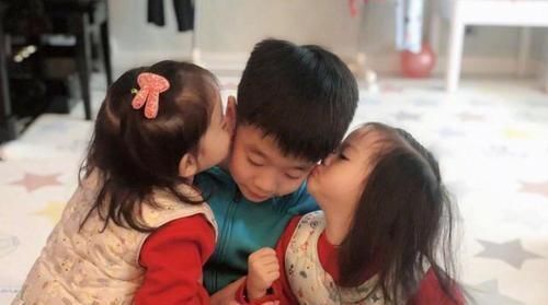 偏心|“偏心”的基因杨云的双胞胎女儿,一个清秀,一个兜齿