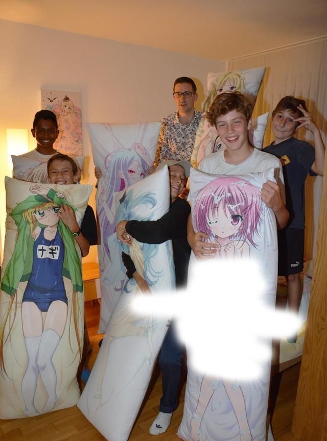 二次元|宅男让老妈晒二次元枕套，场面十分尴尬，这就是公开处刑