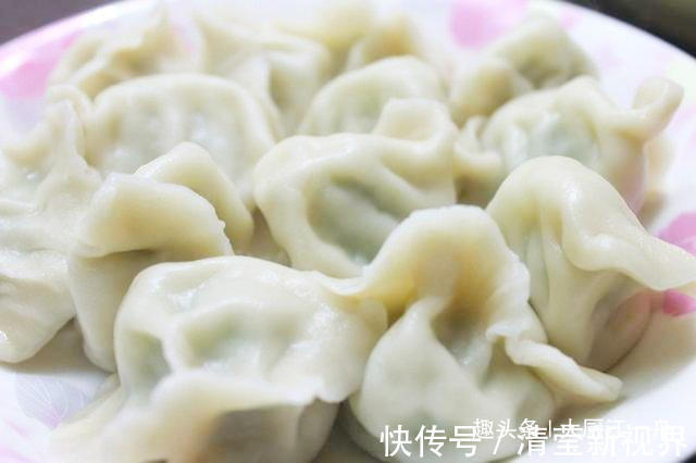 饺子皮|煮饺子时，先下锅煮就错了！多加这一步，饺子口感鲜嫩不破皮