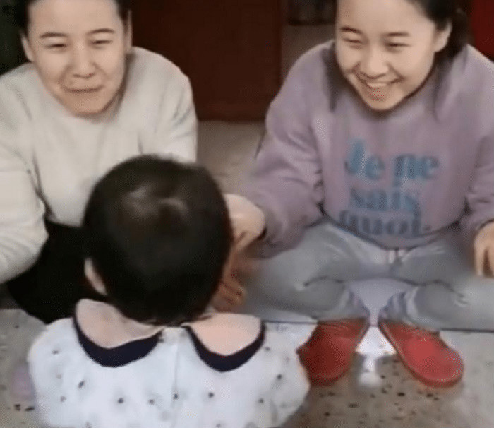 小姨与妈妈是双胞胎，两人同时要抱女儿时，女儿的反应让人笑喷了