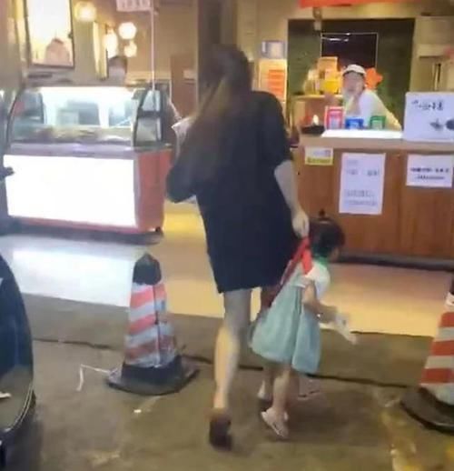 外甥|“最豪放小姨”溜娃火了一手拎娃简单粗暴,宝宝生无可恋克星