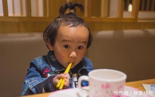 孩子|刚满岁的宝宝只喝奶奶熬的粥,妈妈感觉有蹊跷,尝了一口勃然大怒