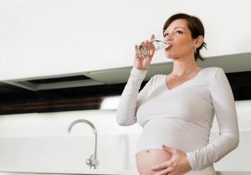 白开水|怀孕期间，孕妇喝水讲究多，正确的喝水方式，孕妈要牢记别弄错了