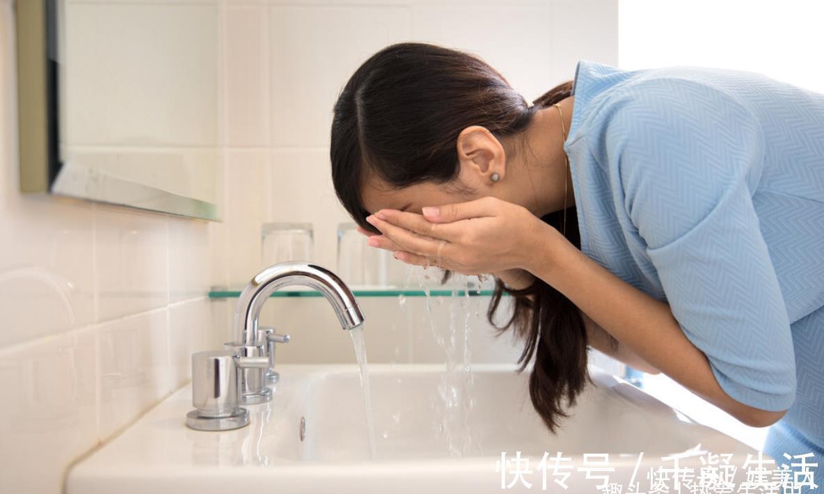洗脸|我洗脸只用了3步,脸上的粉刺就不见了,皮肤光滑又显干净