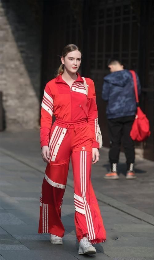 美女|街拍,美女发色夸张,妆容带感,充满青春活力