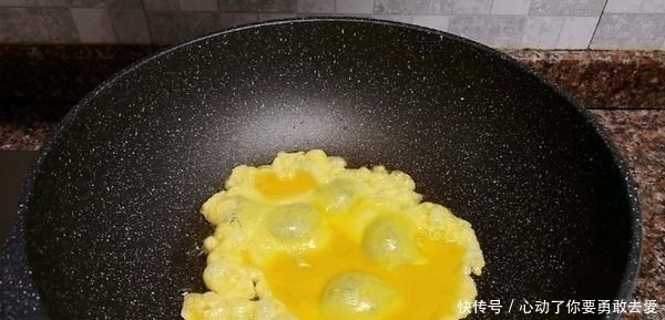 春末遇到此菜别手软,堪称植物“美白丸”,常吃晒黑的皮肤也白了