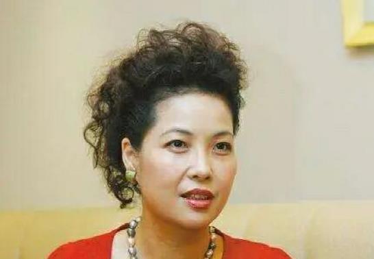 82岁李双江携娇妻聚餐,55岁梦鸽饭桌开心