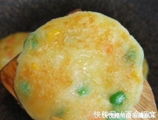 你以为这是鸡蛋饼?那你就错了,简单又好吃的早餐还不用和面!