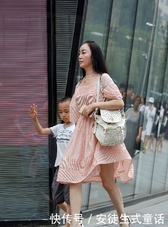 两不误|粉色连衣裙穿着超高细跟鞋的辣妈,带孩子和时尚穿搭两不误