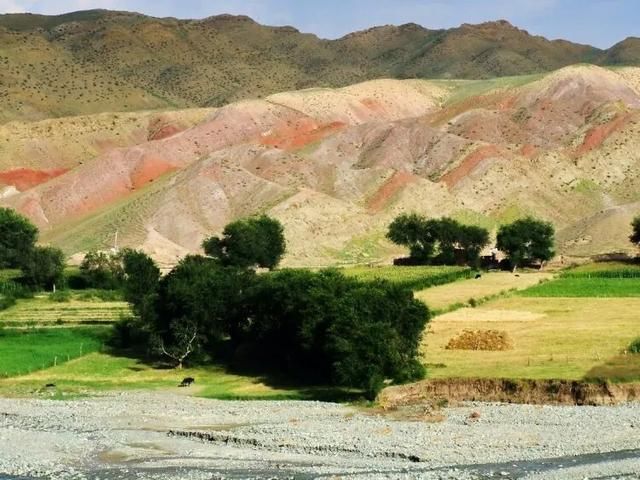 雅丹地貌的五彩湾与西大龙口的湖光山色