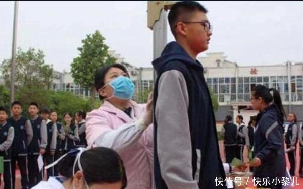 身高|“00后是吃啥长大的？”，因娃长太高引老师不满，连训话都不敢了