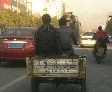 |搞笑图片幽默段子笑话哈哈，好小的厕所啊，开门都不方便呢