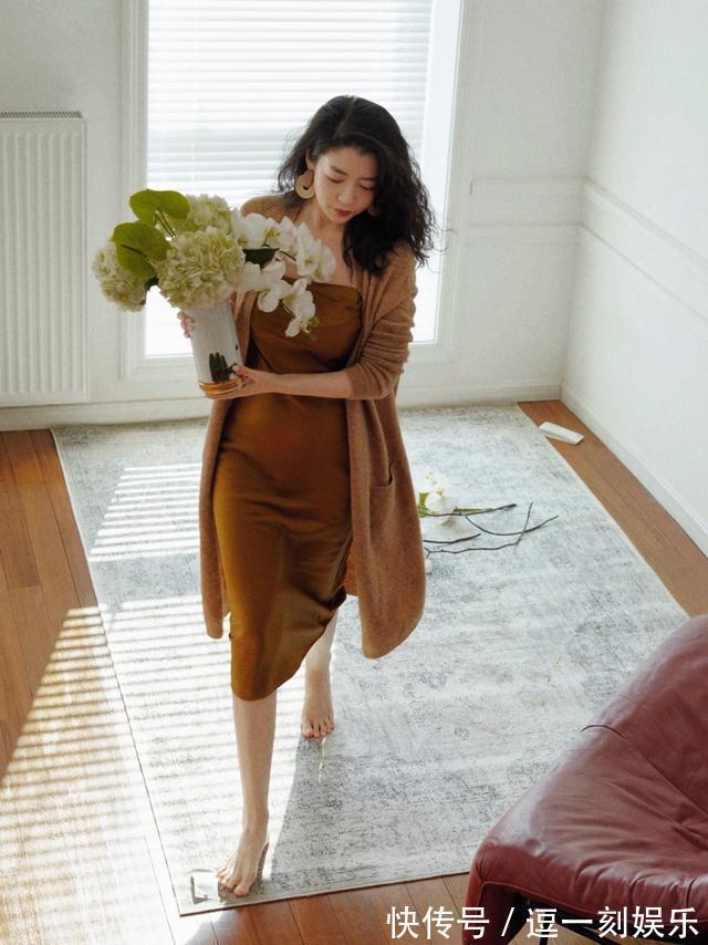 高跟鞋 “长外套+连衣裙”怎么穿更上档次?教你3个穿搭技巧,时髦又高级