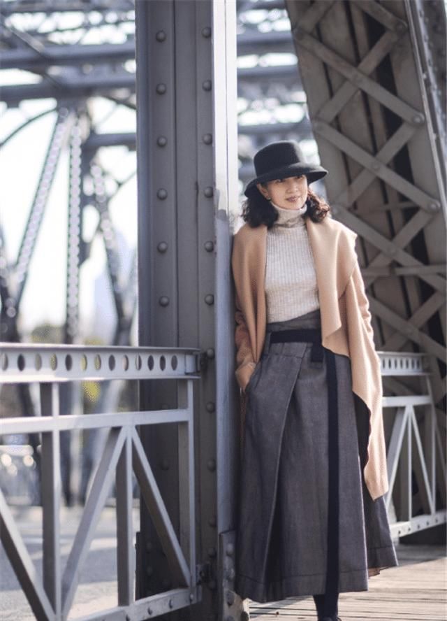 女人过了55岁,就要少穿小黑裤,学三木妈妈这样穿,特高级