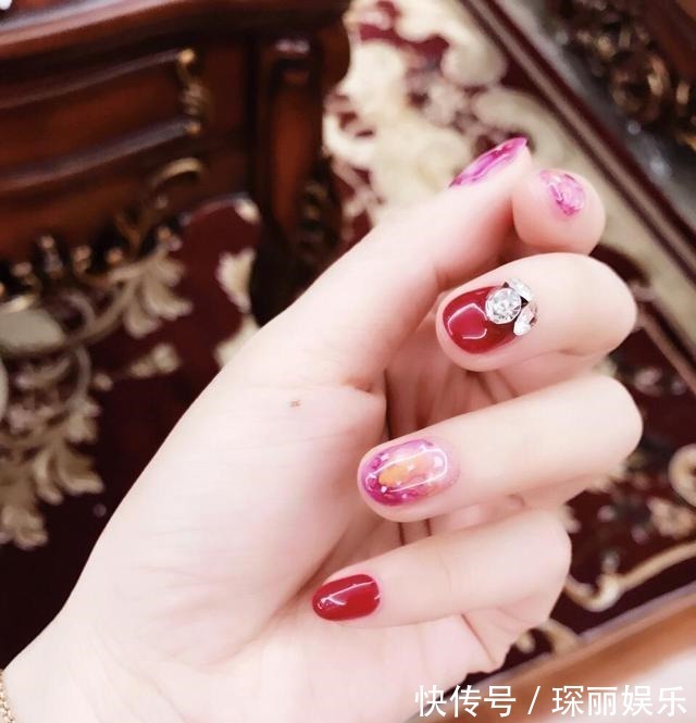 量产 人造钻石和天然钻石几乎没差别,可以量产,为何钻石价格没有降!