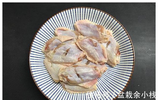 想吃|想吃烤翅不用买,简单2步在家就能做,鲜嫩多汁,香到流口水