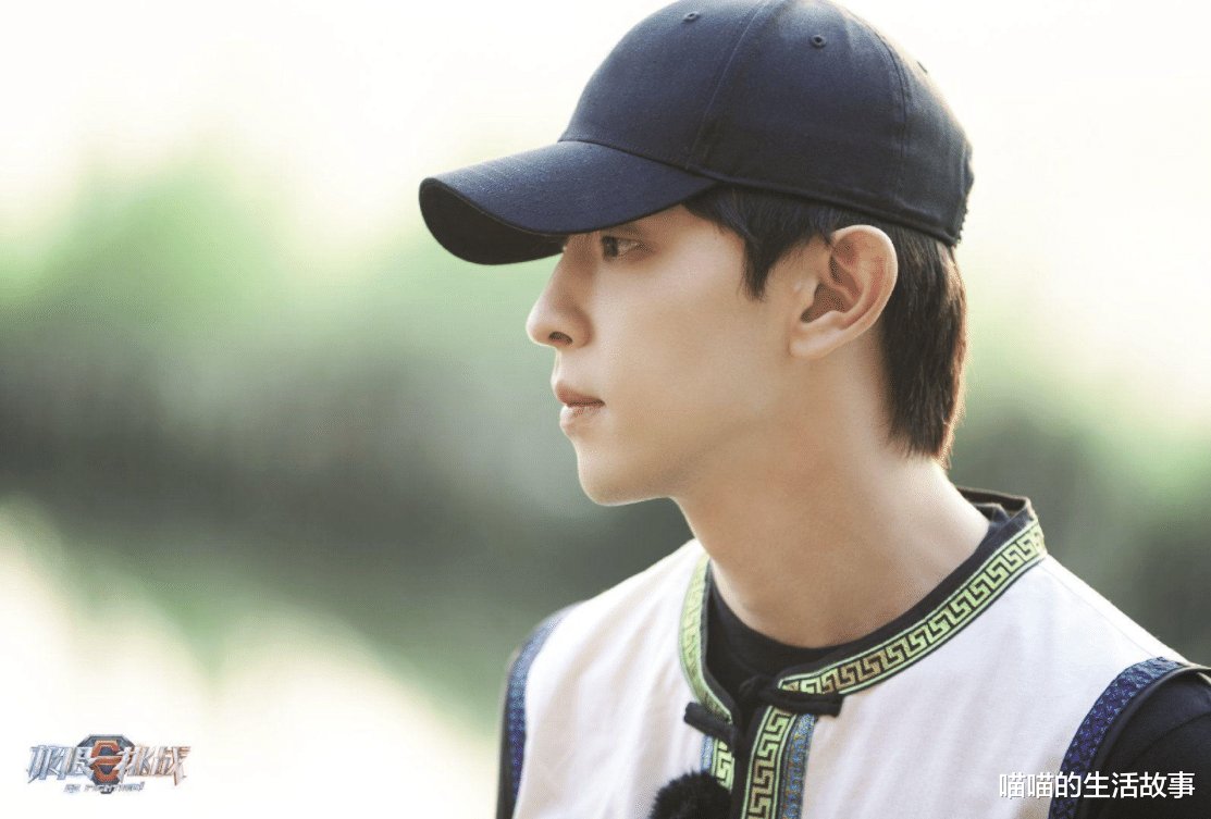 这是能播的吗？邓伦直接在节目里抽烟，网友：《极限挑战》完了