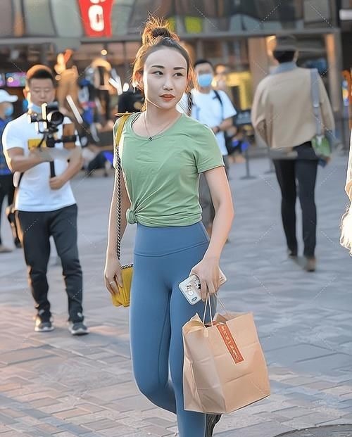 美女 蓝瑜伽裤配T恤,再配上丸子头的发型,美女这个身材实在是太丰满