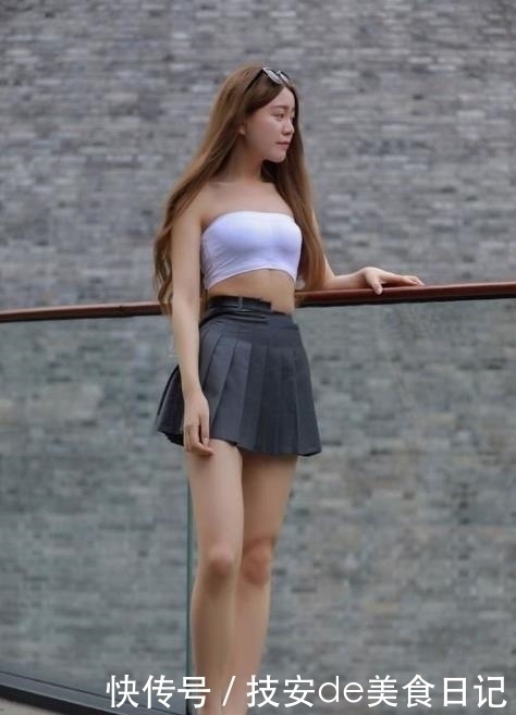 街拍上班族小姐姐穿上黑色高跟凉鞋,和黑丝绝配