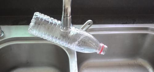 塑料瓶|洗碗池里放一个塑料瓶，真是厉害了，一年能省不少钱，都学学吧