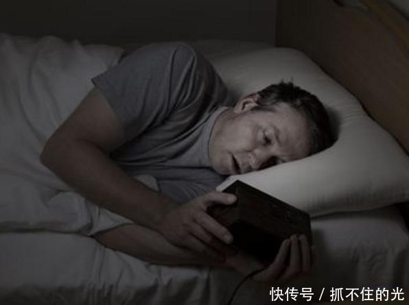 人越老觉越少,以下3种行为会进一步减少睡眠,请尽早远离
