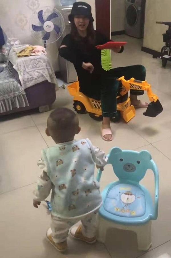护食|“最暴躁宝宝”,玩具被小姨霸占,宝宝气势节节攀升,笑翻小姨