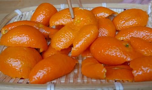 橘子皮放锅里蒸一蒸，大多数人不知道有啥用途，看完就明白了