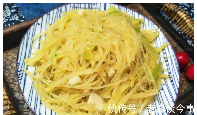 青辣椒|炒土豆丝时,直接倒醋是外行,教你1个妙招,土豆丝好吃不呛口