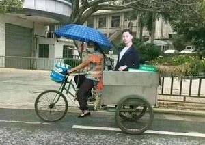 |搞笑图片幽默段子笑话哈哈,汽车前面的玻璃破了,得自己打伞