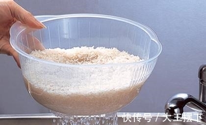 拖地的时候用点这个东西，去污快又杀菌，不经常打扫地面都能干净