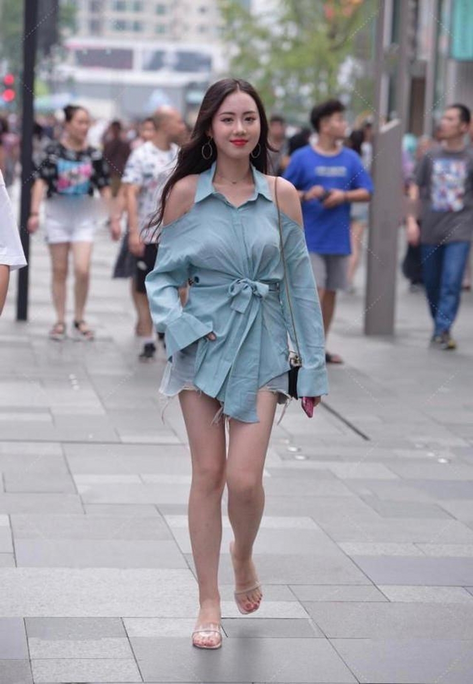 街拍，微卷的大长发温顺的披在肩上，女人味十足